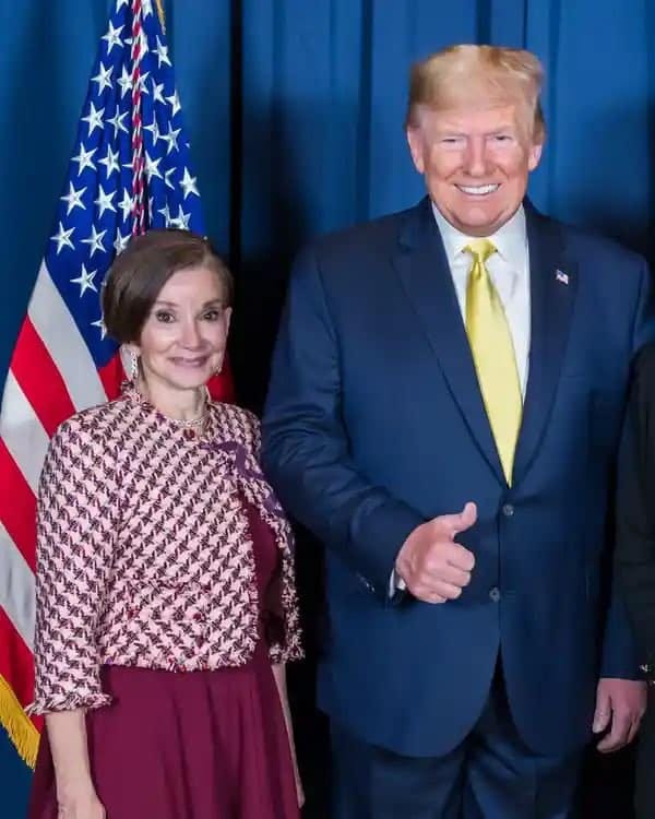 May be an image of 2 people and the Oval Office