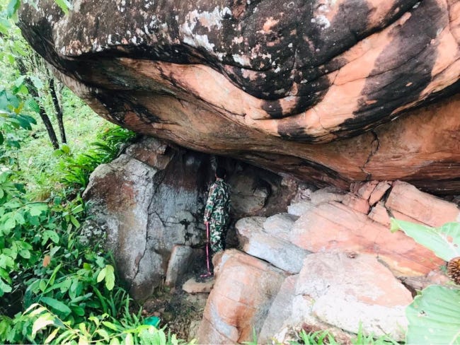 La caverne en question, ocre et noire, s'ouvrant en sous-sol dans la jungle thaÏlandaise