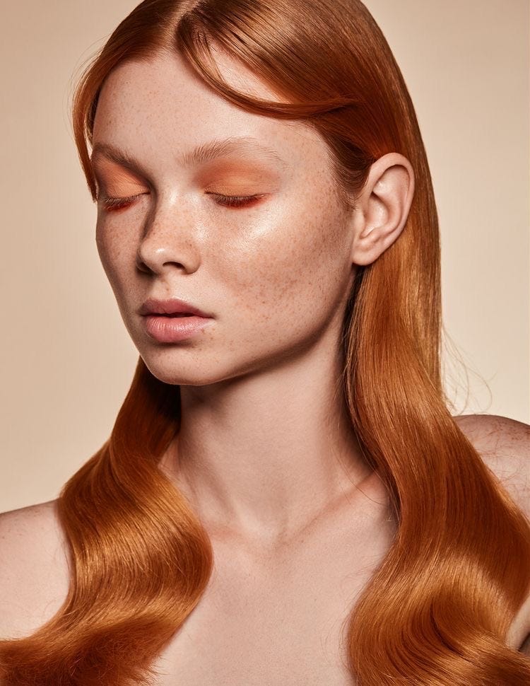 Visual minimalista com cabelo cobre e maquiagem clean Visual minimalista com cabelo cobre e maquiagem clean
