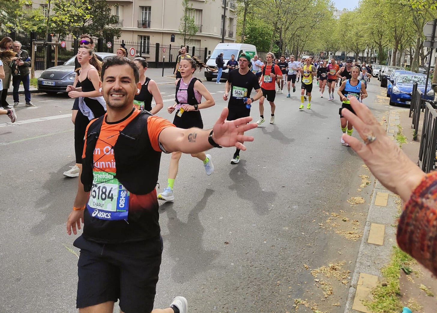 Charly en plein marathon, tout sourire, qui salue le public Charly en plein marathon, tout sourire, qui salue le public