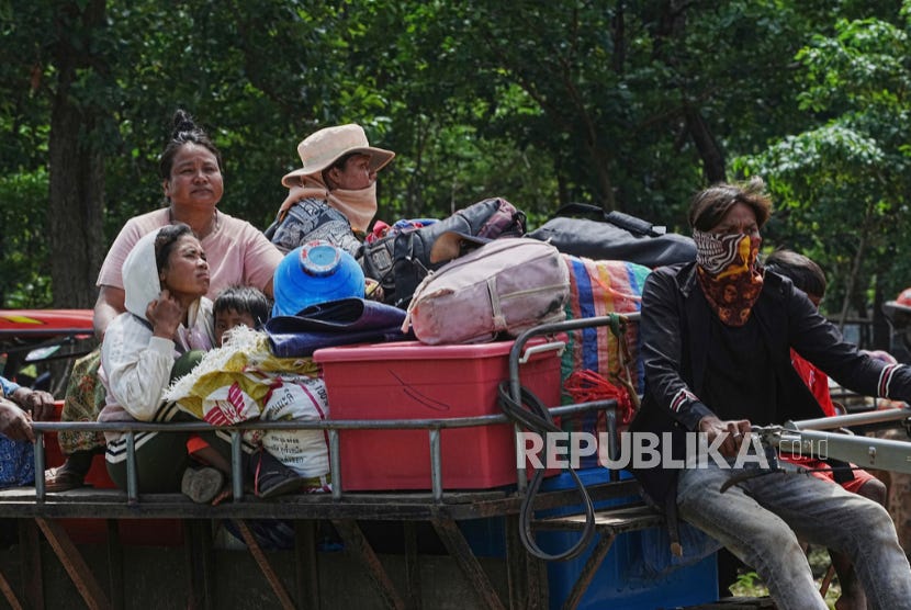 Cambodian residents sit on a tractor as they seek refuge at Wat Tham Kambar in Oddar Meanchey province, Cambodia, Friday, July 25, 2025.