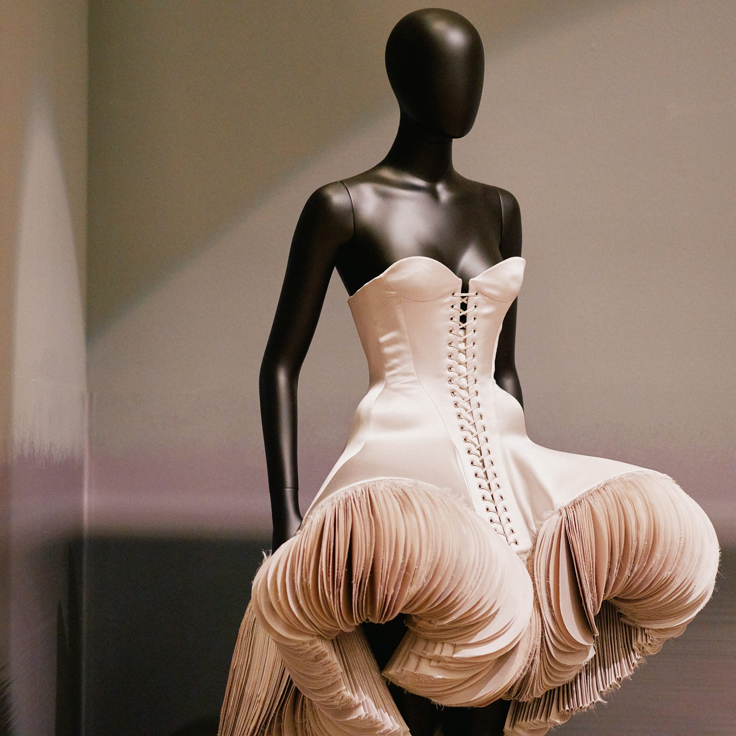 Schiaparelli im Victoria & Albert Museum | International | CREME GUIDES Schiaparelli im Victoria & Albert Museum | International | CREME GUIDES