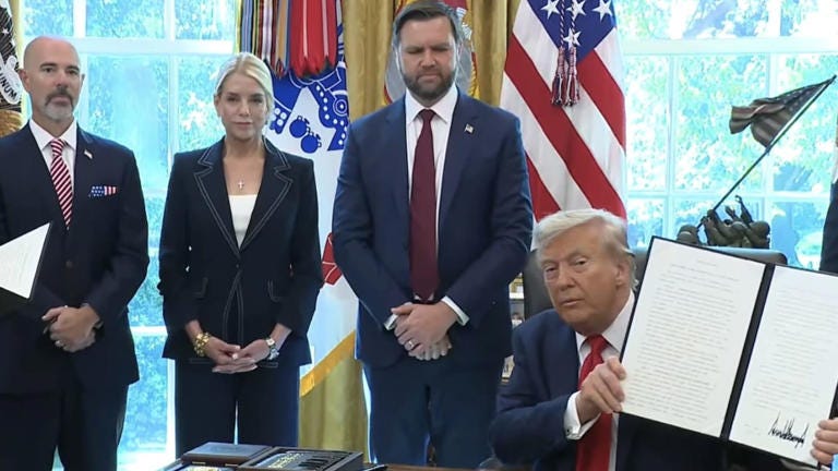 President Donald Trump signs an executive order at the White House (Aug. 25, 2025). ©The White House | YouTube President Donald Trump signs an executive order at the White House (Aug. 25, 2025). ©The White House | YouTube