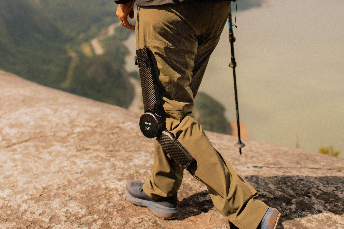 Un escursionista in alta quota indossa i nuovi pantaloni MO/GO potenziati di Arc'teryx.