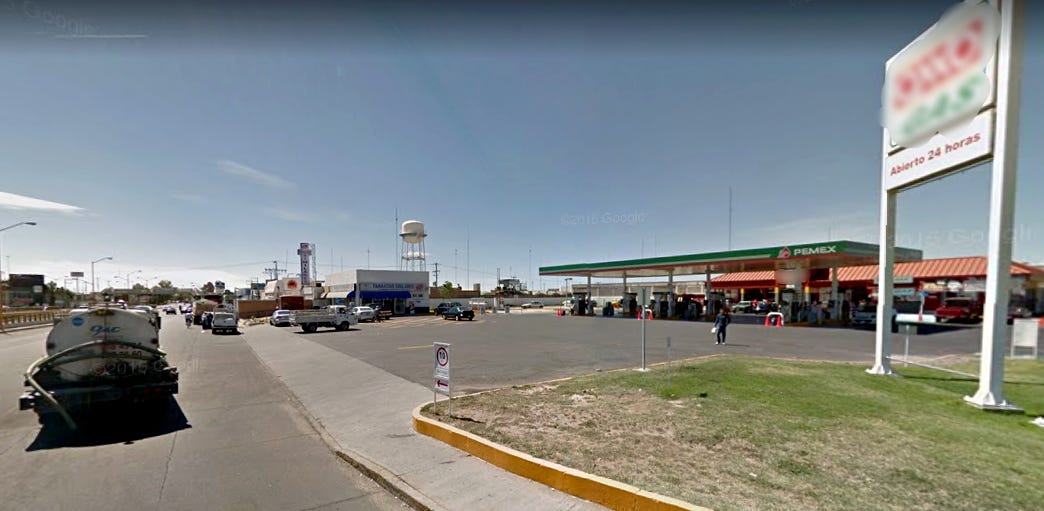 Las gasolineras de la ciudad son un punto de riesgo para peatones Las gasolineras de la ciudad son un punto de riesgo para peatones