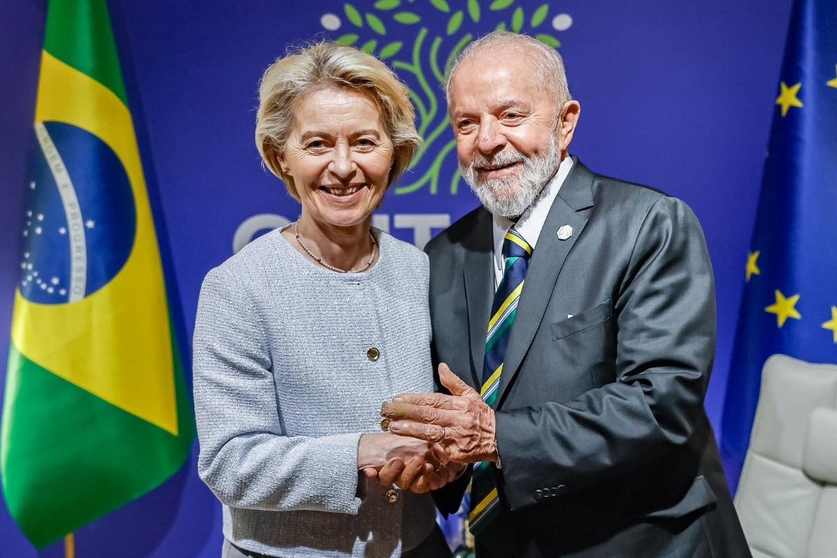 El efusivo abrazo de Von der Leyen (PP) a Lula da Silva durante la ...