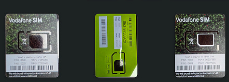 Dëshmia #1 – Paketime SIM: Kartela SIM dhe paketime aktivizimi të fotografuara si pjesë e inventarit, me kodet e sigurisë të redaktuara. | Dëshmia #2 – Harta dhe materiale të shtypura: Harta rajonale dhe dokumente letre të sekuestruara, që sugjerojnë planifikim lëvizjeje ose reference terreni. | Dëshmia #3 – Para dhe sende personale: Para të gatshme, dokumente dhe objekte personale të shtrira gjatë inventarizimit zyrtar. | Dëshmia #4 – Telefona dhe pajisje elektronike: Telefona të shumtë, karta memorie dhe pajisje të lidhura, të etiketuar si prova. | Dëshmia #5 – Mjete teknike dhe mjete ndihmëse: Kabllo, module elektronike dhe mjete të tjera ndihmëse, që tejkalojnë përdorimin bazik personal.