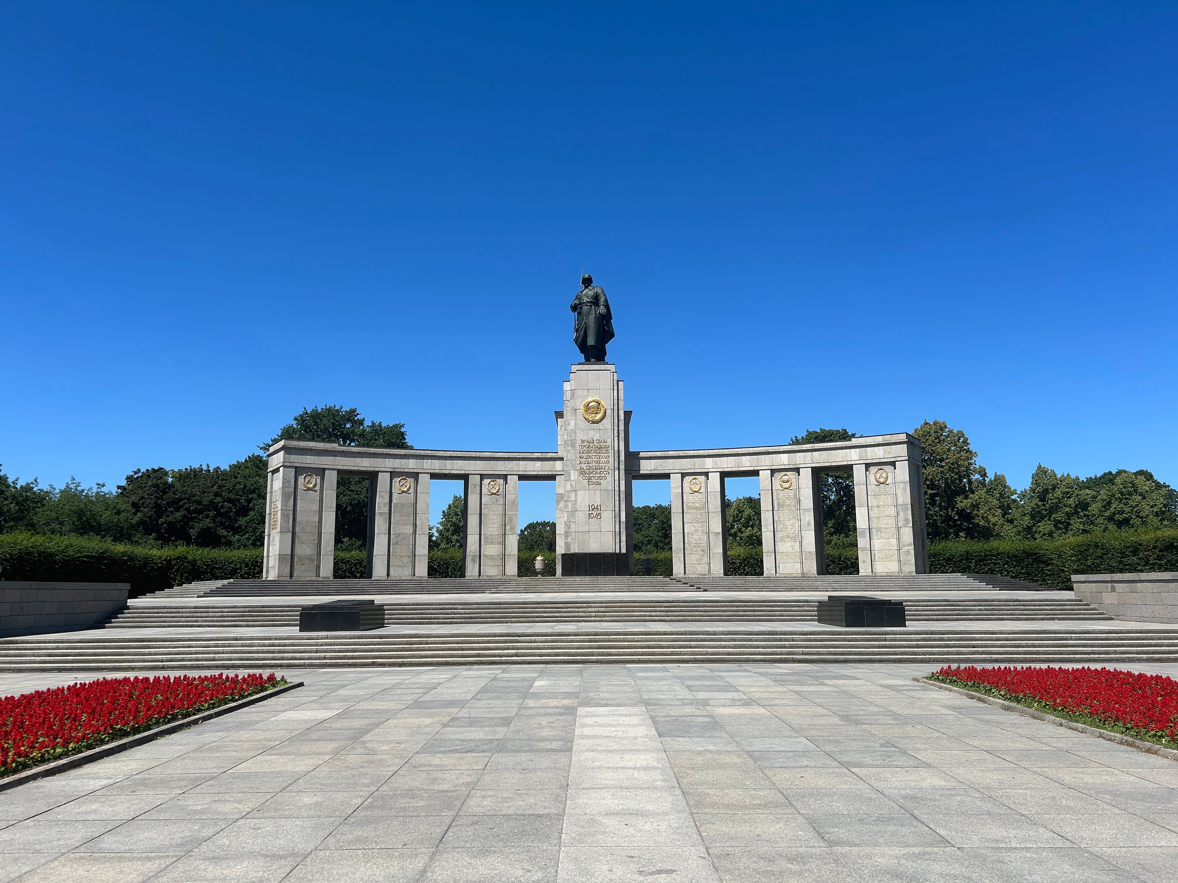 Hitler wanted to build a triumphal arch
