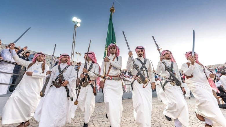 العرضة السعودية.. رقصة الحرب والسلام تجمع الماضي بالحاضر - صحيفة الوئام العرضة السعودية.. رقصة الحرب والسلام تجمع الماضي بالحاضر - صحيفة الوئام