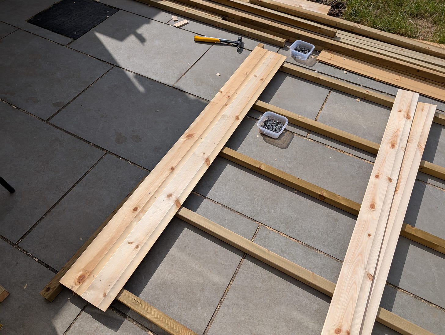 Partially clad shed wall, everything is correctly aligned with overhangs.