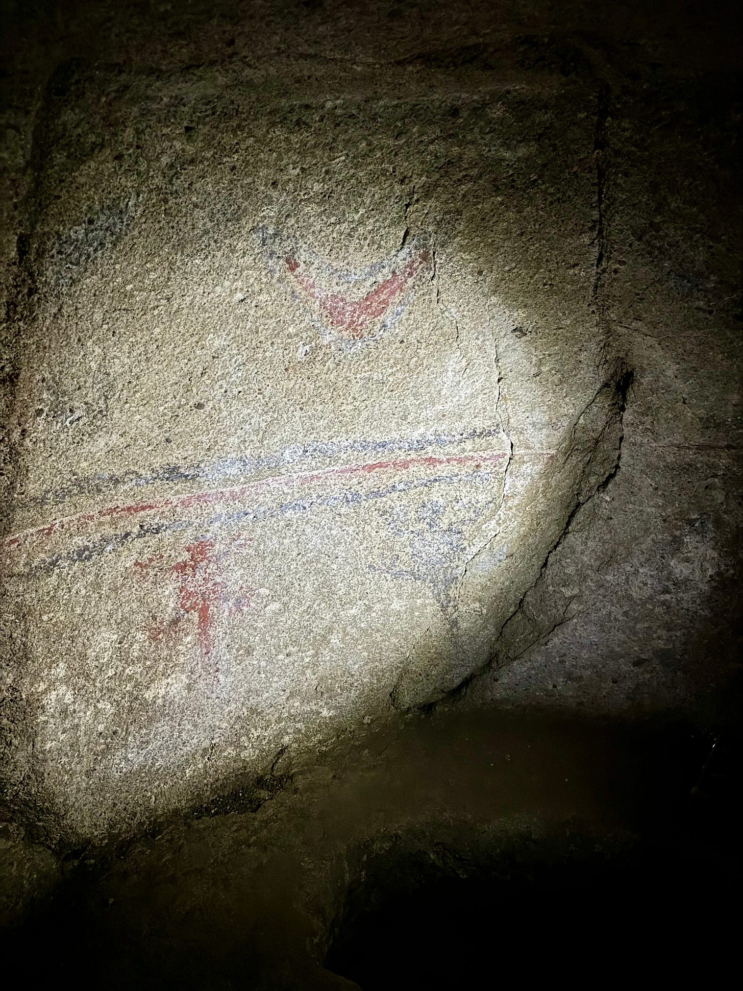 Dibujos en un hipogeo de El Aguacate. Parece ser una luna en cuarto creciente, las líneas que separan la tierra del inframundo y el cielo y dos animales. Uno, posiblemente, una salamandra. Foto prpia. Dibujos en un hipogeo de El Aguacate. Parece ser una luna en cuarto creciente, las líneas que separan la tierra del inframundo y el cielo y dos animales. Uno, posiblemente, una salamandra. Foto prpia.