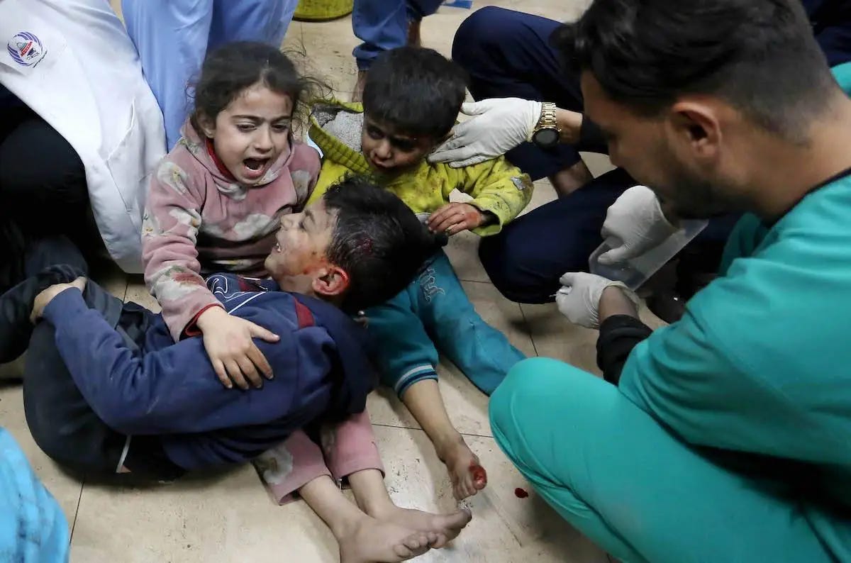 Crianças palestinas no Hospital dos Mártires de Al-Aqsa, após ataques israelenses matarem 40 e ferirem cem em Deir al-Balah, na Faixa de Gaza, em 22 de fevereiro de 2024 [Ashraf Amra/Agência Anadolu]
