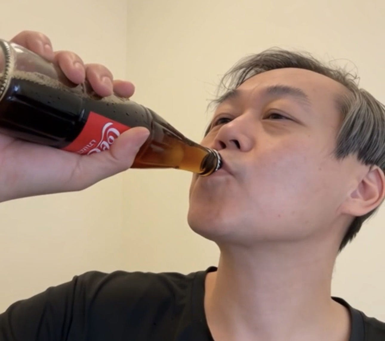 Tomas dricker en Coca-Cola