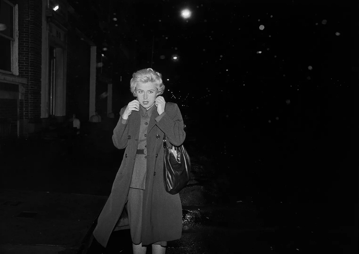 《Untitled Film Still #54》|來源:The Broad(Cindy Sherman / Metro Pictures 作品圖) 《Untitled Film Still #54》|來源:The Broad(Cindy Sherman / Metro Pictures 作品圖)