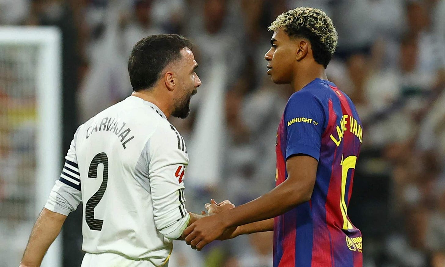 Dani Carvajal saludando a Lamine Yamal en el primer Clásico de LaLiga.