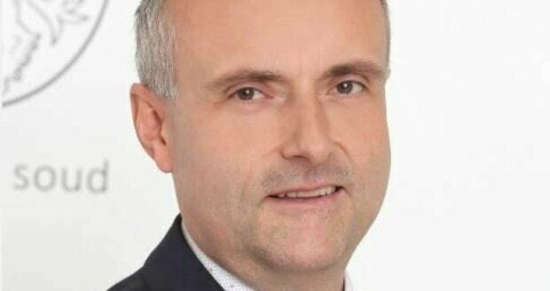 Zemřel mluvčí Nejvyššího soudu a bývalý novinář Petr Tomíček.