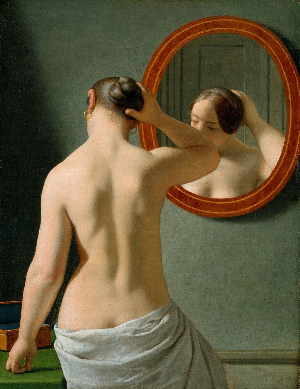 A pintura mostra uma mulher de costas, com o torso nu, ao lado de um espelho oval que reflete seu rosto e a parte superior do peito. Sua mão esquerda repousa sobre uma penteadeira verde. Sobre a mesa há uma caixa com a tampa aberta. Com a mão direita, ela levantou e arrumou seus cabelos castanhos, que estão bem penteados com uma risca ao meio e um coque. Sua orelha esquerda, grande e vermelha, tem um brinco de ouro brilhante. O brinco direito também é visível, mas não no reflexo do espelho, e o penteado também é diferente no espelho. A cabeça está ligeiramente virada para a esquerda e inclinada para baixo.  A parte inferior do corpo da mulher está coberta por um pano branco, que cai sobre as nádegas, deixando visível a fenda interglútea. A perna direita parece estar ligeiramente dobrada para cima em contrapposto.  Traduzido com a versão gratuita do tradutor - DeepL.com