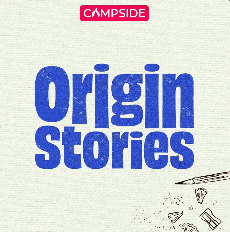 Campside podcast coverafbeelding met de tekst 'Origin Stories' in grote blauwe letters en een illustratie van een potlood en een puntenslijper