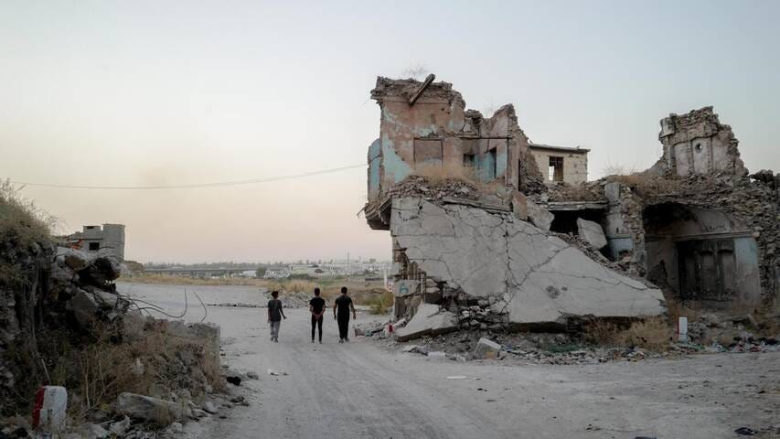 A Mossoul, en Irak, nombre d’enfants se retrouvent sans parents, menant une existence oubliée, cachée derrière l’enclos des tentes familiales et les barrières du camp. — © Lucas Barioulet A Mossoul, en Irak, nombre d’enfants se retrouvent sans parents, menant une existence oubliée, cachée derrière l’enclos des tentes familiales et les barrières du camp. — © Lucas Barioulet