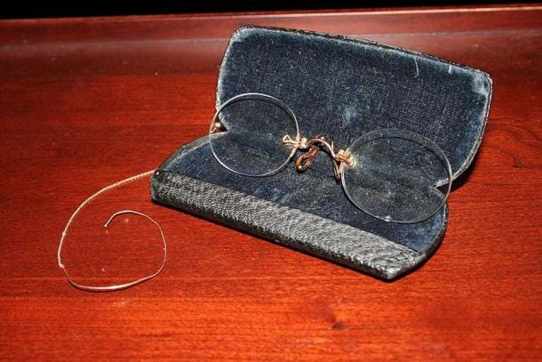 Photo of hard bridge pince nez glasses with chain and earhook. (350z33 / CC BY-SA 3.0) Photo of hard bridge pince nez glasses with chain and earhook. (350z33 / CC BY-SA 3.0)
