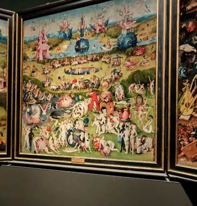 Una obra de arte enmarcada en un estante. El contenido generado por IA puede ser incorrecto.