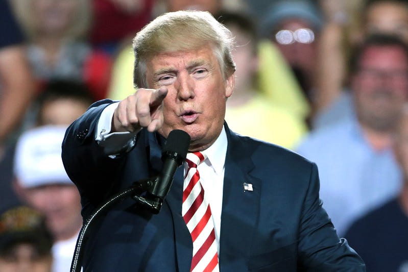 Donald Trump señalando el horizonte mientras da un discurso