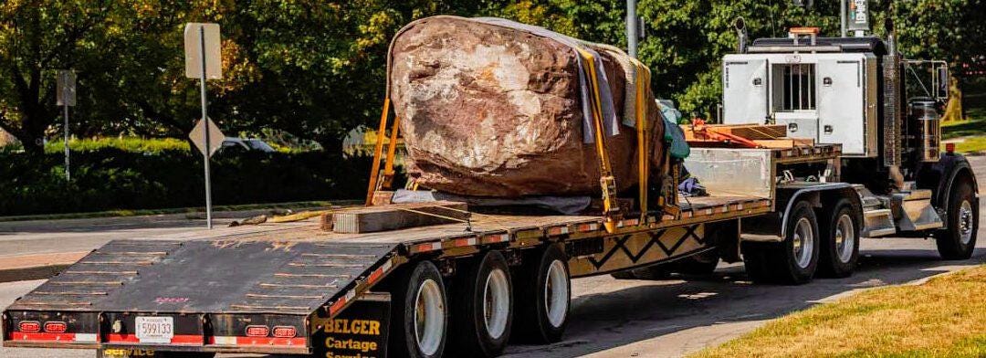 A large rock on a flatbed truck

AI-generated content may be incorrect.