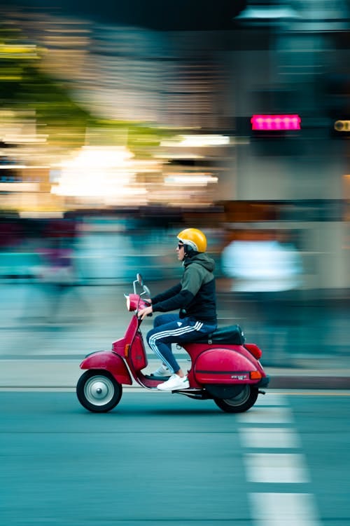 Gratis Foto Di Man Riding Red Motor Scooter Foto a disposizione