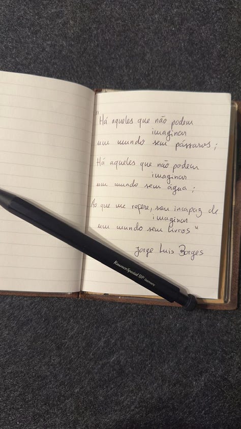 Estou convencido de que as canetas e o papel me trouxeram uma conexão parcialmente perdida entre os meus pensamentos e a linguagem, a elaboração do texto.