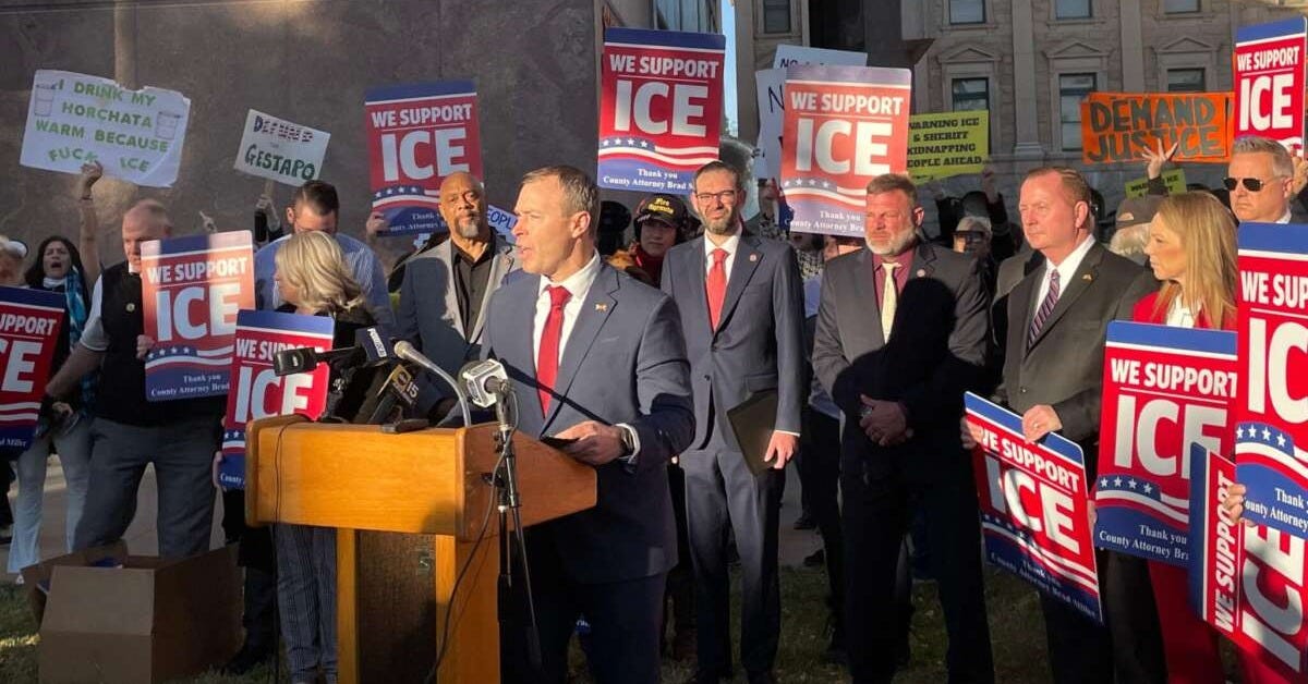Arizona Republicans Push to Criminalize Protesters for “Obstructing” ICE  Arrests | Truthout