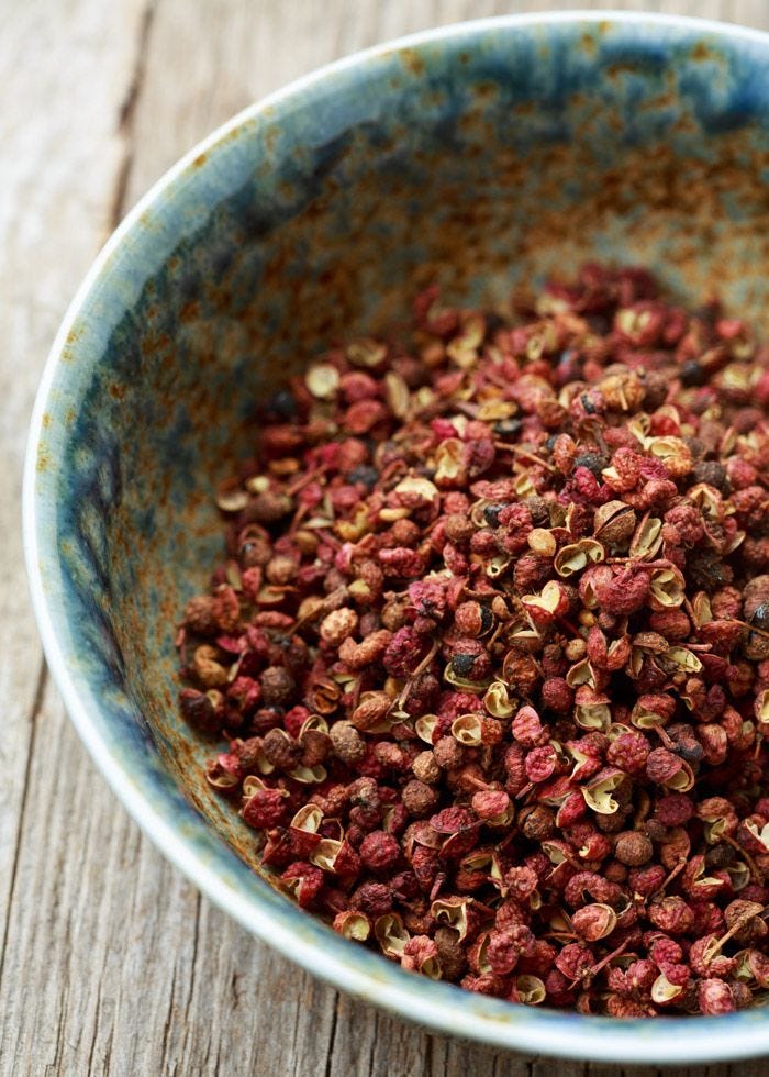 pepe di Sichuan o Szechuan all'interno di una scodella da cucina pepe di Sichuan o Szechuan all'interno di una scodella da cucina