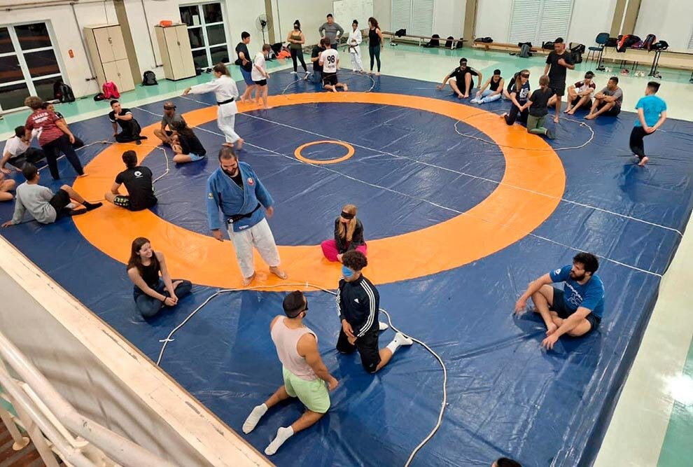 Estudantes participam de aula de lutas na FEF; uma das ações centrais do projeto é o oferecimento de um curso de extensão gratuito para treinadores e professores de lutas que atuam com crianças Estudantes participam de aula de lutas na FEF; uma das ações centrais do projeto é o oferecimento de um curso de extensão gratuito para treinadores e professores de lutas que atuam com crianças