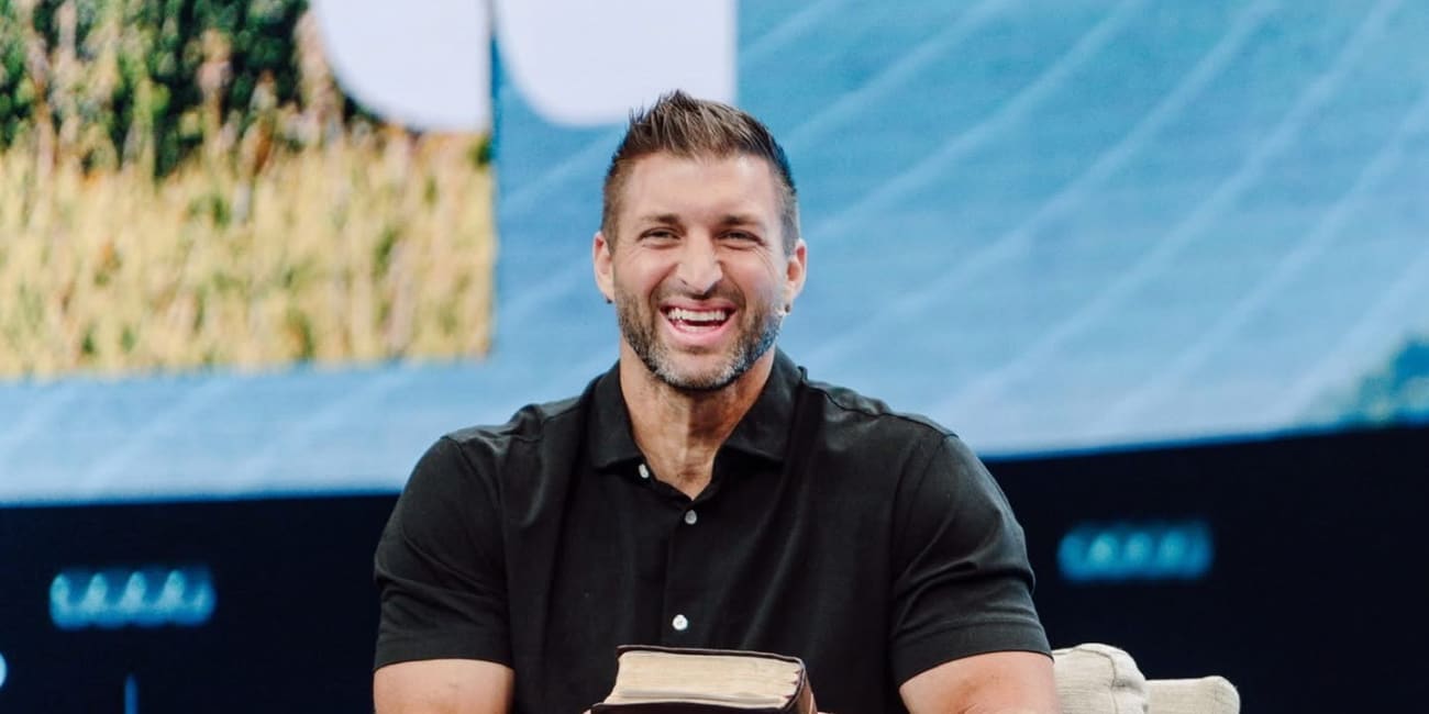 Tim Tebow Draws Crowd at Bayside Community Church During Sunday Appearance