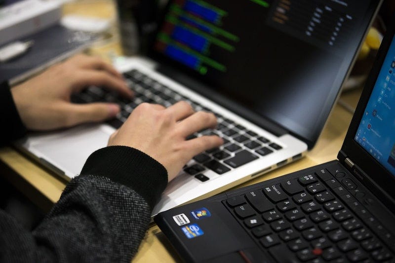 O dilema da IA: como a produtividade pode pôr em risco o engajamento dos trabalhadores O dilema da IA: como a produtividade pode pôr em risco o engajamento dos trabalhadores