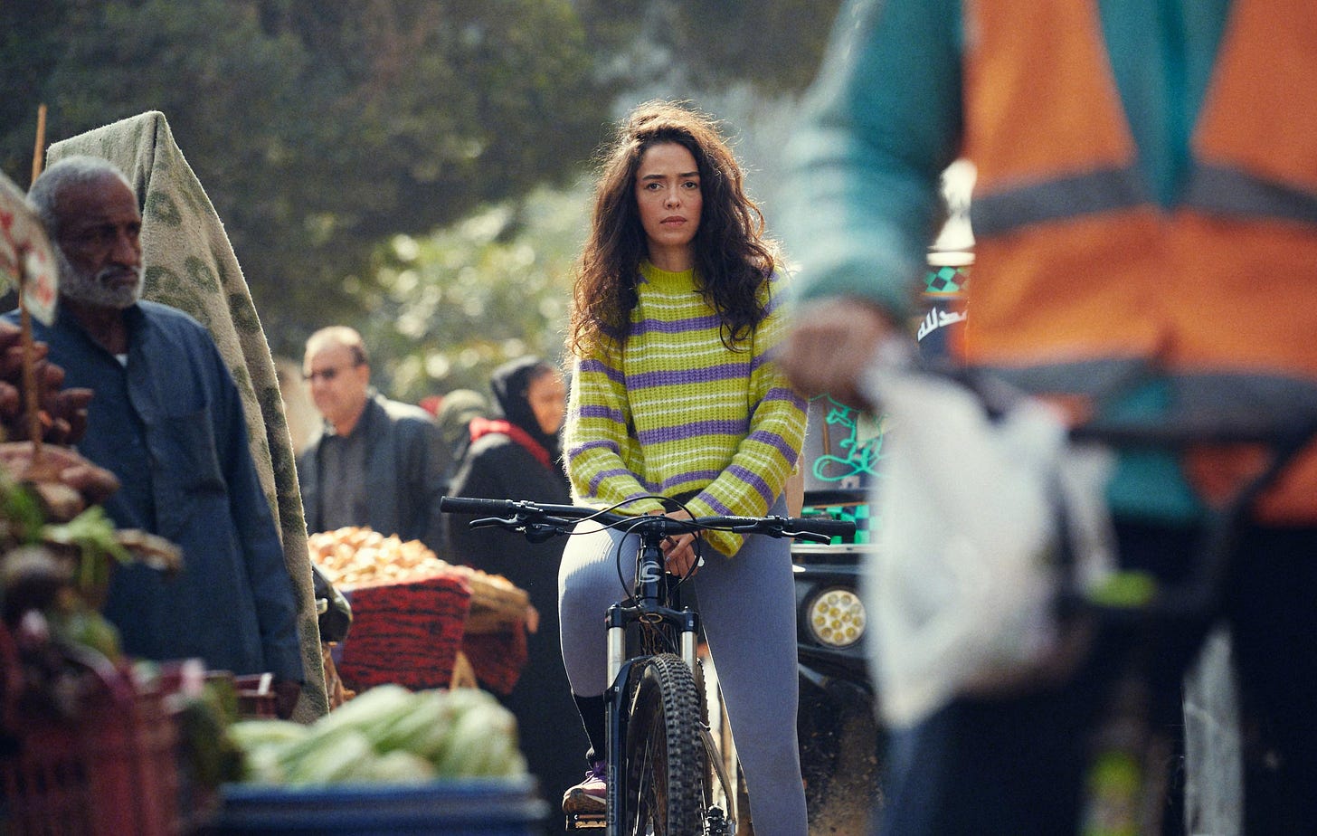 Jeune femme sur un velo dans un marche du caire