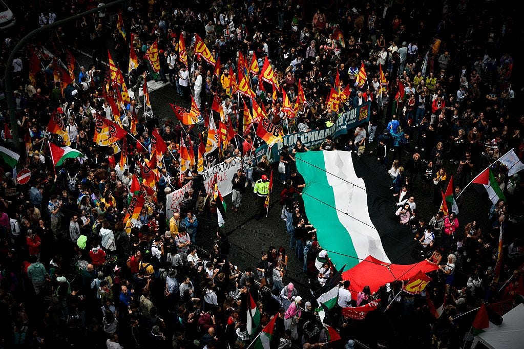 Sciopero per Gaza, si ferma l'Italia: bloccati i porti, la A1 a Bologna,  scontri in stazione a Milano | Vanity Fair Italia