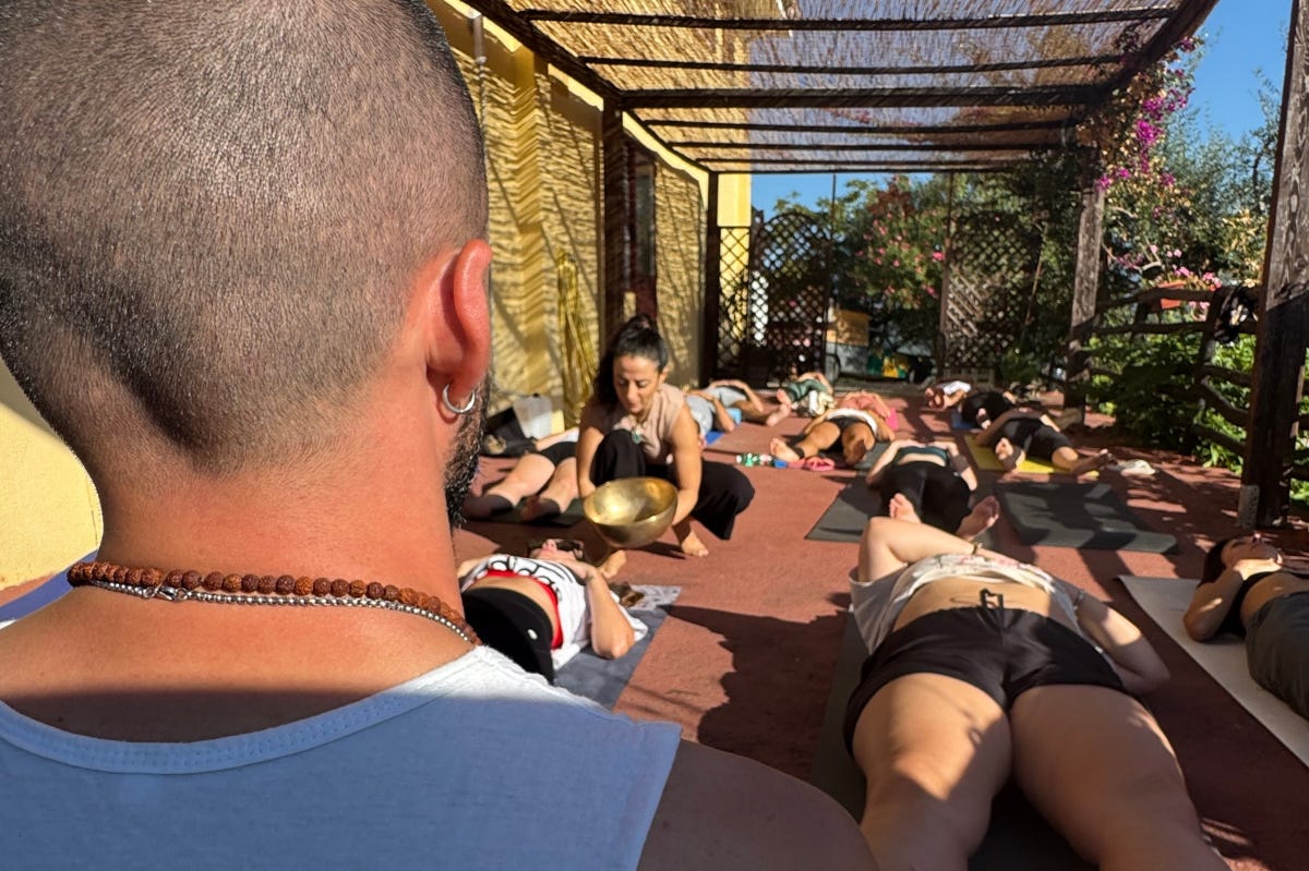 Alessandro Napoli, fondatore di Sogna Esplora Cresci e Onawa Retreat, guida un gruppo durante una meditazione guidata, creando un momento di calma, concentrazione e presenza condivisa.