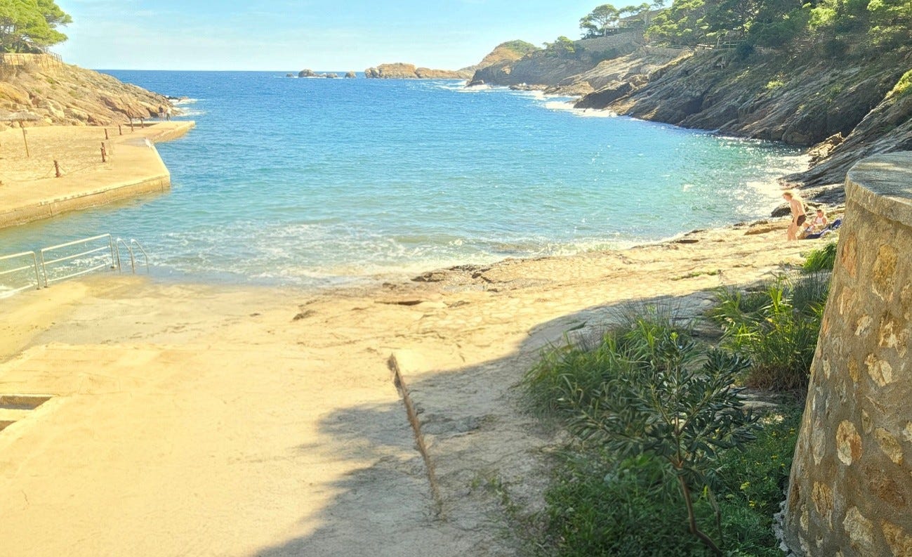 Vista de la cala d´Aiguafreda, se aprecia el pequeño embarcadero. Begur, Costa Brava. Vista de la cala d´Aiguafreda, se aprecia el pequeño embarcadero. Begur, Costa Brava.