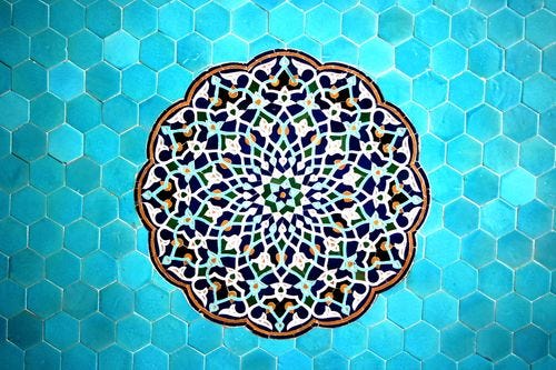 Carreaux à l'intérieur de la mosquée Jameh de Yazd, en Perse, ornés de motifs géométriques et végétaux Carreaux à l'intérieur de la mosquée Jameh de Yazd, en Perse, ornés de motifs géométriques et végétaux