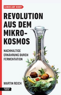 Buchcover von «Revolution aus dem Mikrokosmos»  mit dem Untertitel «Nachhaltige Ernährung durch Fermentation». Ganz oben links ein rotes Fähnchen mit der Reihenbezeichnung „Leben auf Sicht“. Rechts dominiert ein stilisiertes, bauchiges Laborgefäss, das wie ein Terrarium mit Kräutern, Pilzen und kleinen Tomaten gefüllt ist. Unten links der Autorenname «Martin Reich», darunter das Logo des Residenz Verlags.