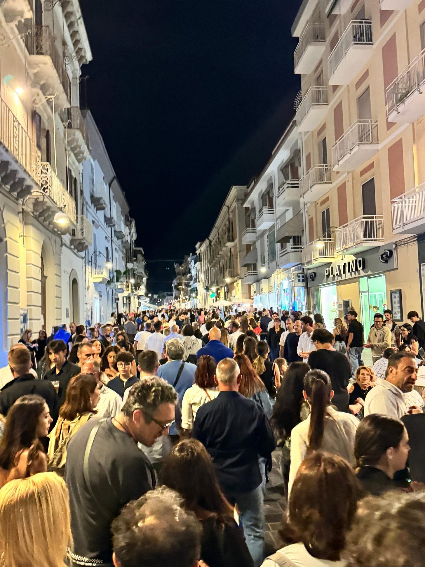 Potrebbe essere un'immagine raffigurante 4 persone, folla e Piazza di Spagna
