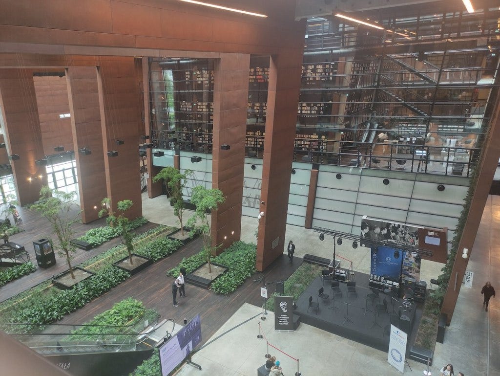 The hall inside the centre, before you get to the museum. A vast atrium of calm with plants everywhere creating a chilled atmosphere