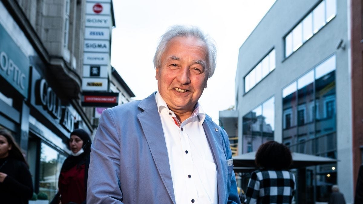 Duisburg trauert um Bürgermeister Volker Mosblech. Der beliebte CDU-Politiker ist im Alter von 69 Jahren verstorben. Duisburg trauert um Bürgermeister Volker Mosblech. Der beliebte CDU-Politiker ist im Alter von 69 Jahren verstorben.