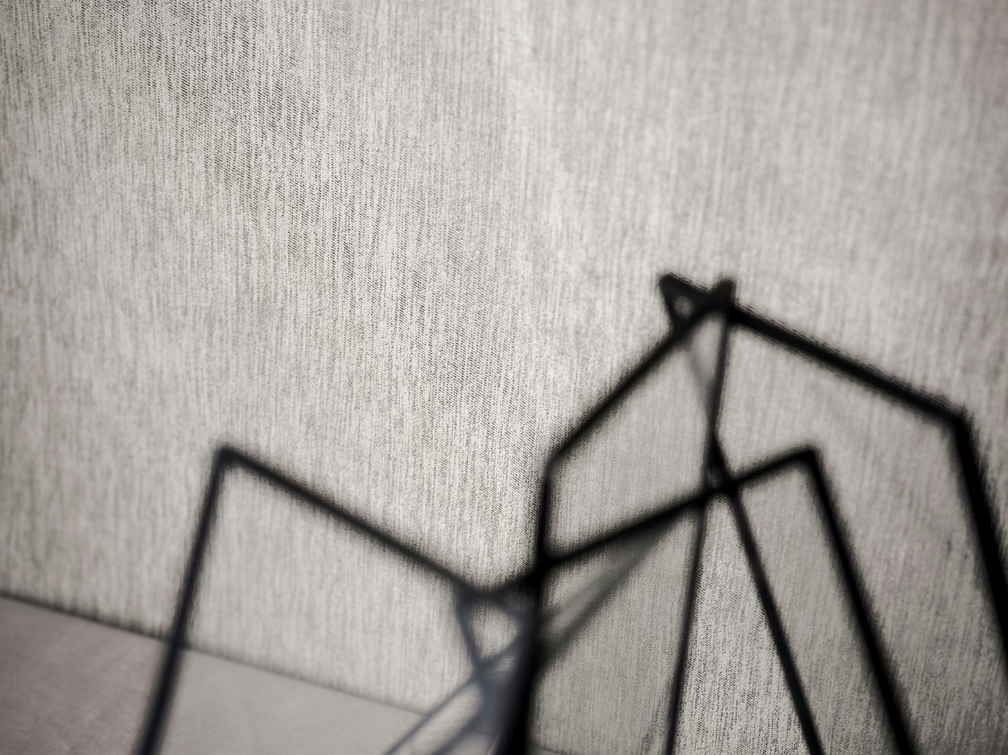 ombre di linee irregolari su uno sfondo chiaro