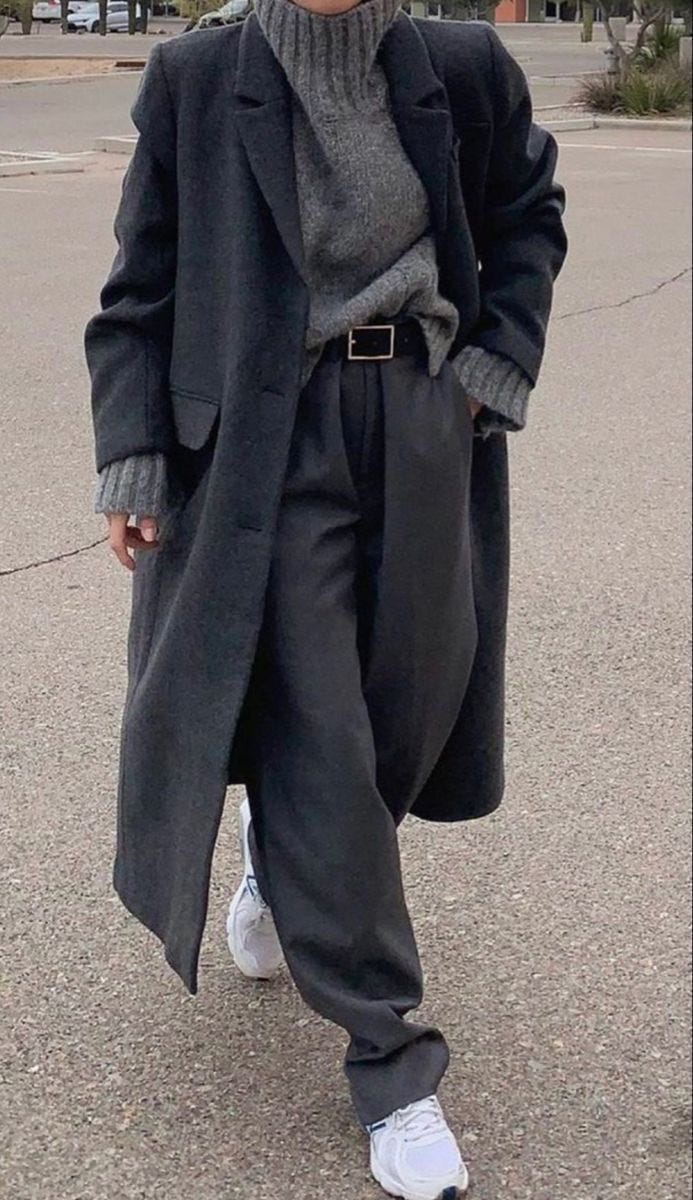 Mujer caminando por la ciudad con look atemporal representando las tendencias de moda 2026 desde la realidad Mujer caminando por la ciudad con look atemporal representando las tendencias de moda 2026 desde la realidad