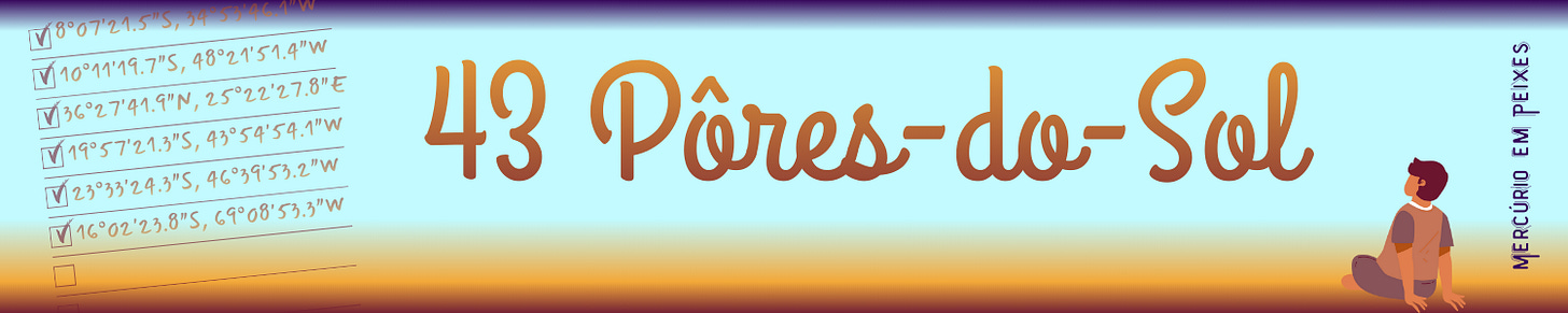 Topo horizontal com fundo em degradê do azul celeste ao laranja e roxo. À esquerda, seis coordenadas geográficas aparecem em texto manuscrito roxo com marcações de check. Ao centro, o título “43 Pôres-do-Sol” em letra cursiva marrom alaranjada. À direita, uma pessoa sentada observa o horizonte. No canto direito, na vertical, lê-se “Mercúrio em Peixes”.