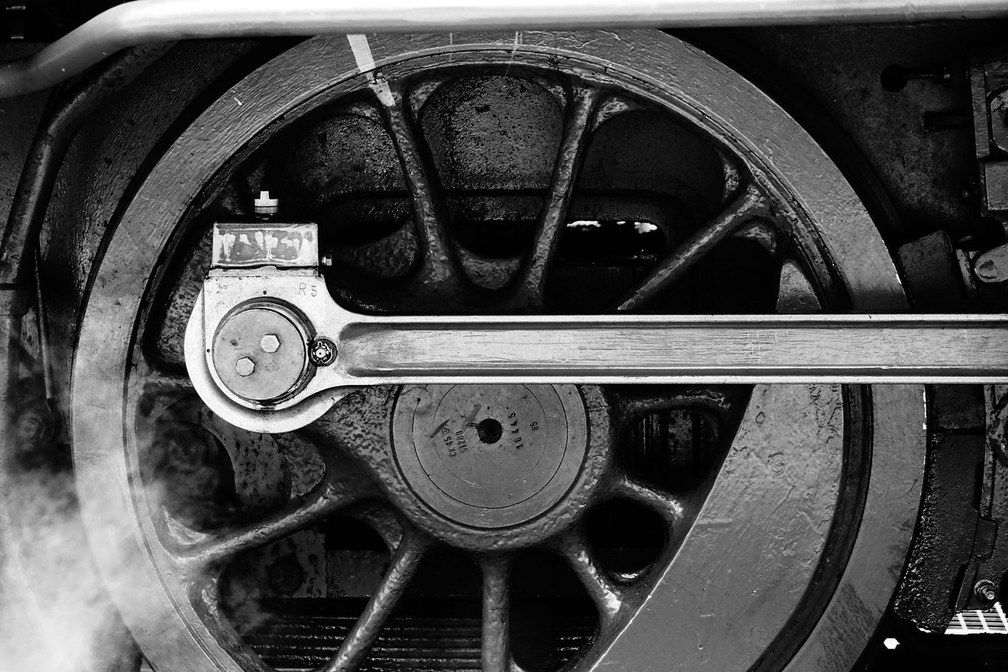 ruota di un vecchio treno in primo piano in bianco e nero ruota di un vecchio treno in primo piano in bianco e nero