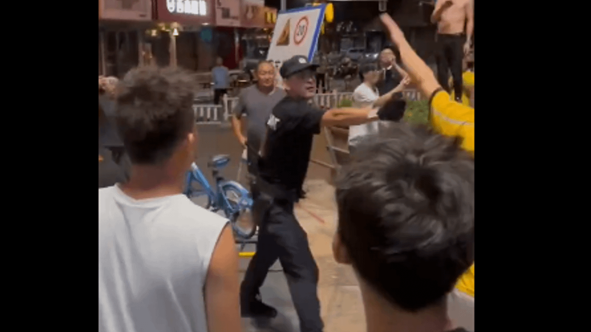 当地警方与民众爆发冲突。（图／海外社交媒体）