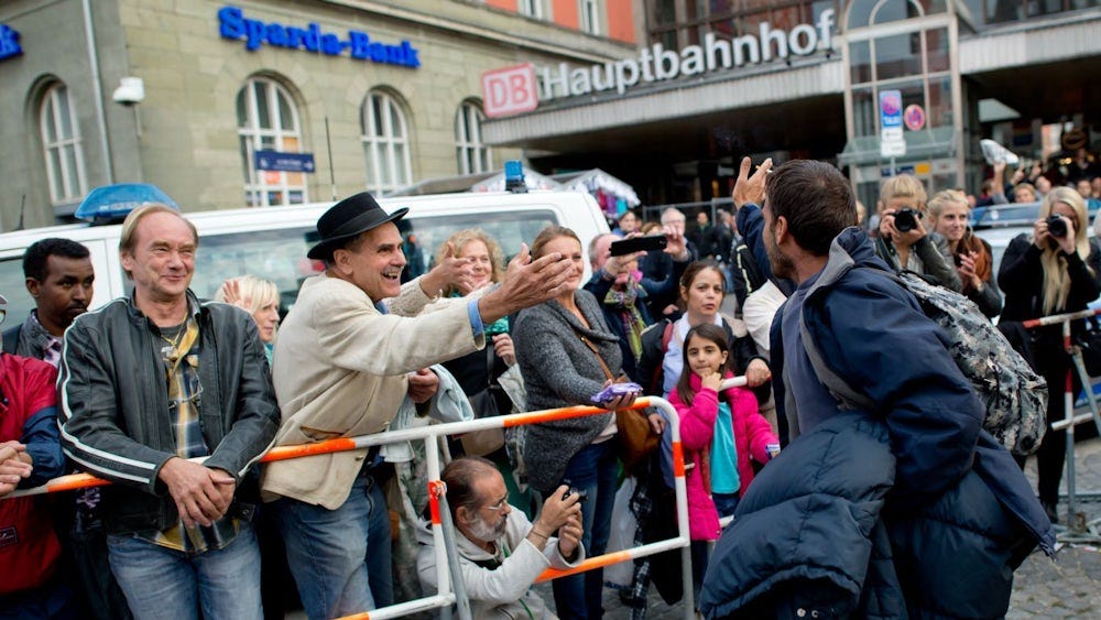 "High Five" zur Begrüßung: Mehrere hundert Münchner kamen zum Hauptbahnhof, um die Flüchtlinge in Empfang zu nehmen.