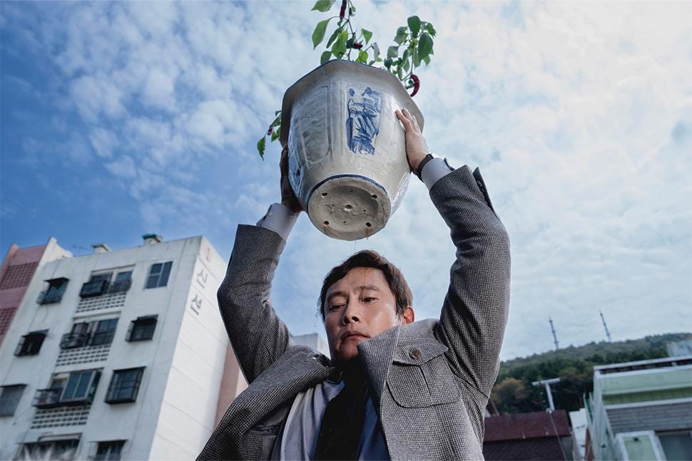 Non è un vero e proprio souvenir da Venezia, ma l’immagine rilasciata per accompagnare il film No other choice di Park Chan-wook